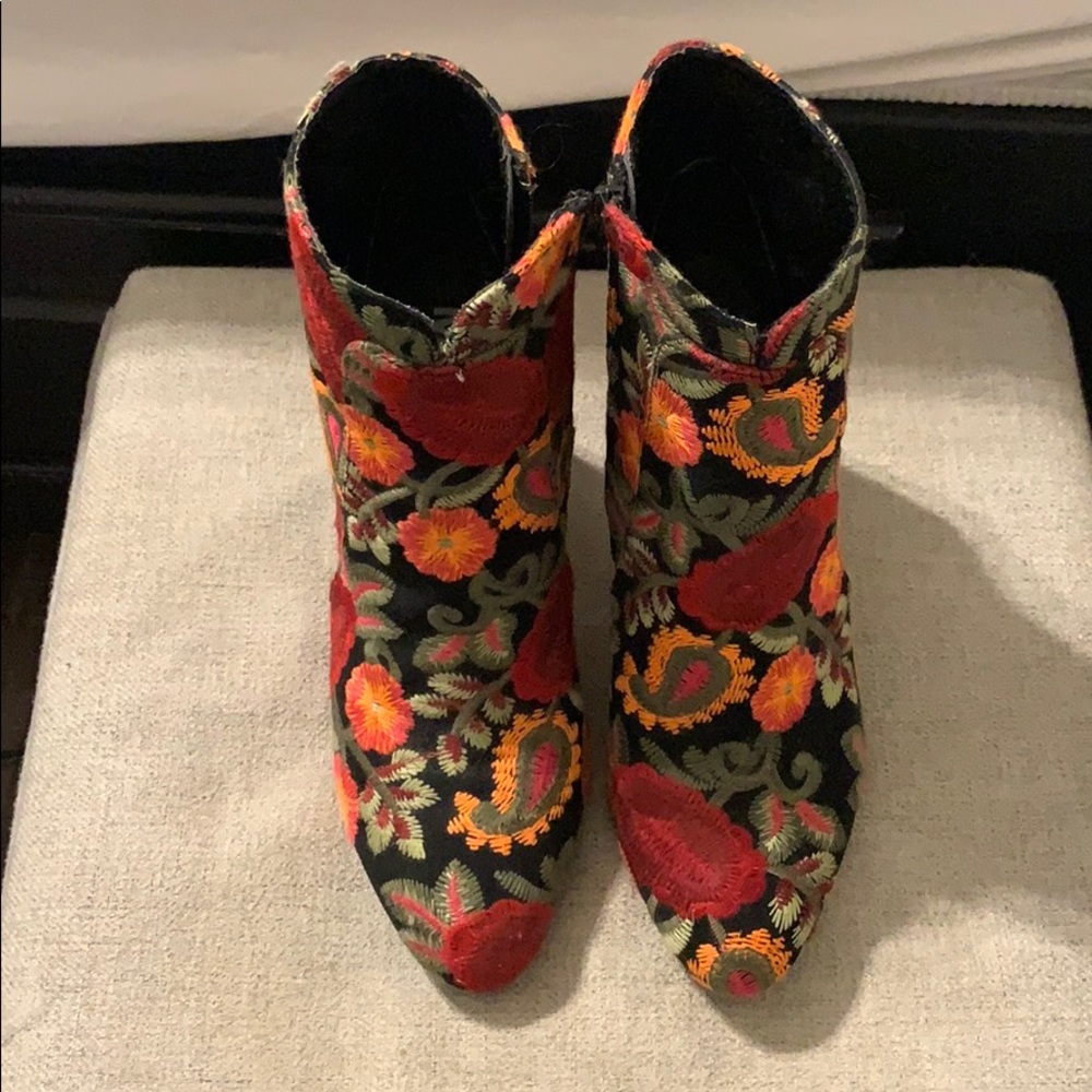 Mia Rosebud Floral Ankle Boot 8.5